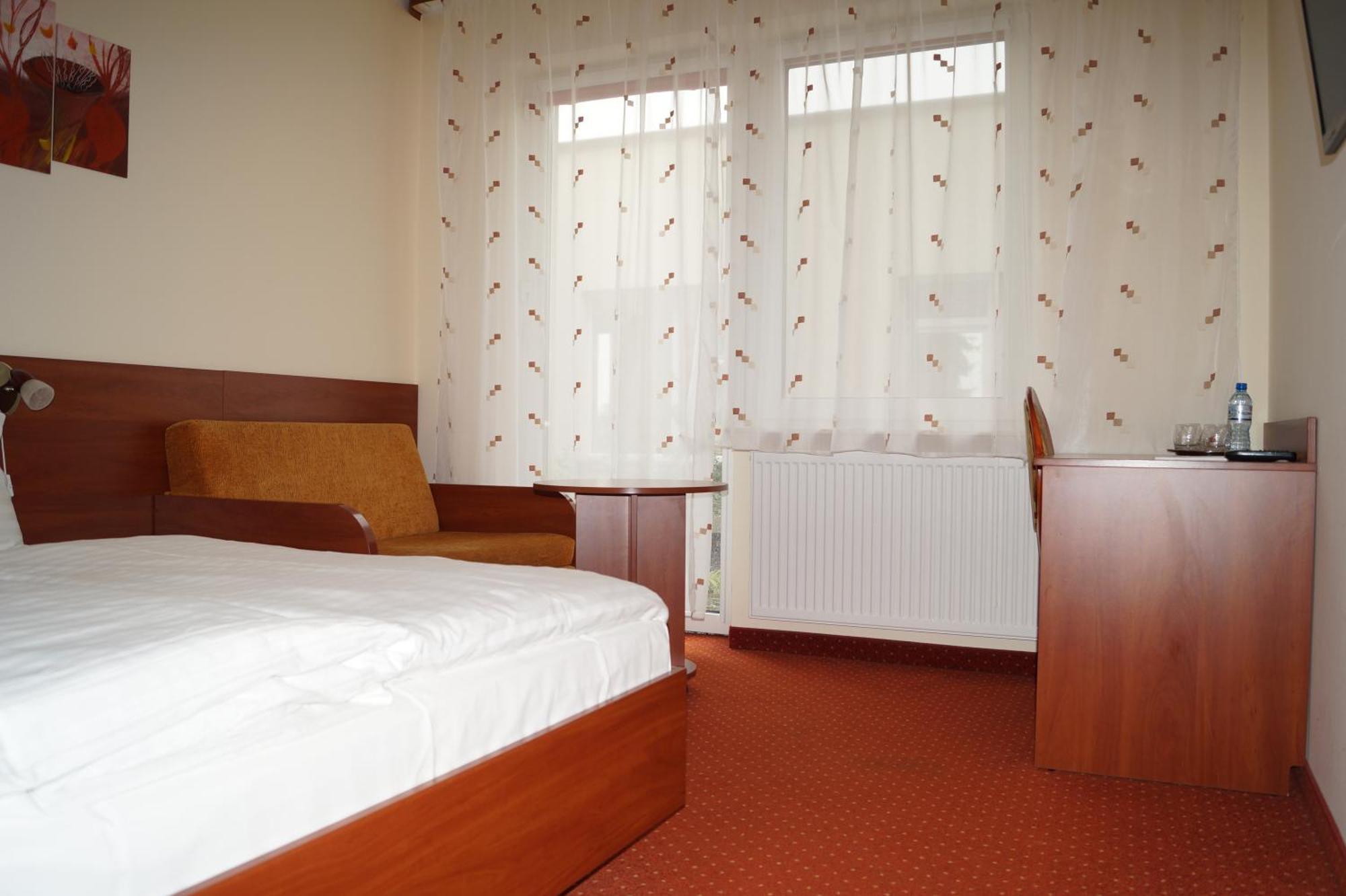 Hotel Podroznik Koszuty Екстериор снимка