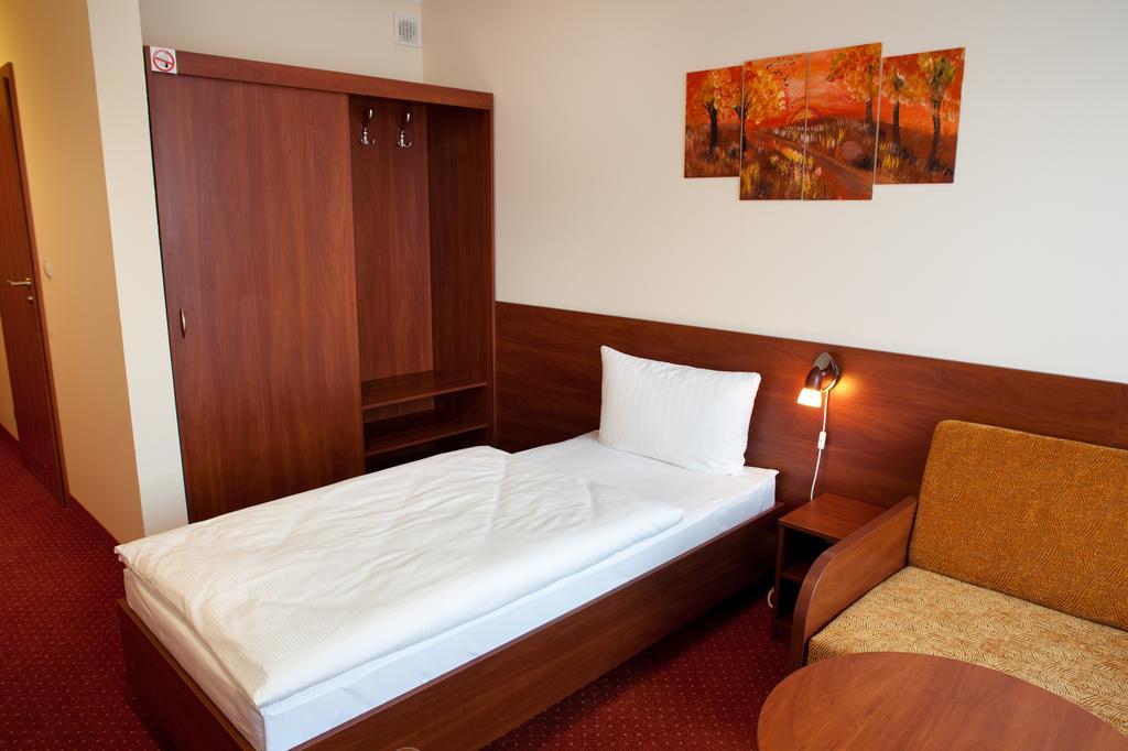 Hotel Podroznik Koszuty Екстериор снимка